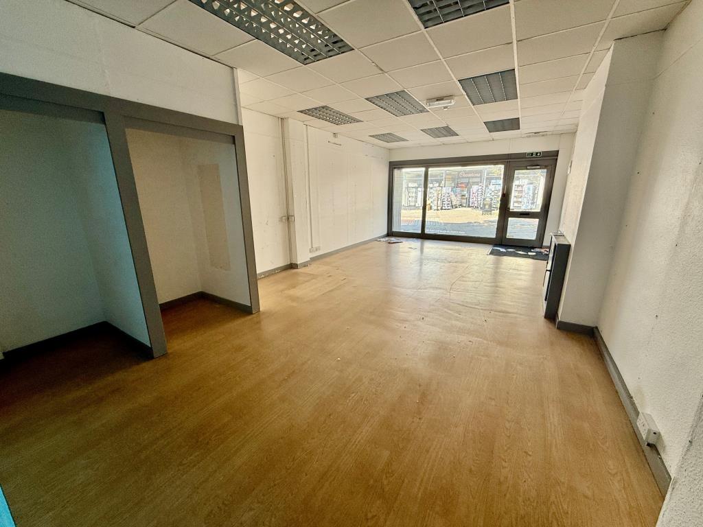 Lot: 84 - A PAIR OF VACANT COMMERCIAL PROPERTIES IN TOWN CENTRE - Vacant shop floor